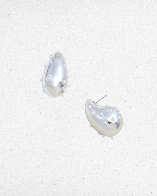 Boucle d'oreille goutte ornée de perle