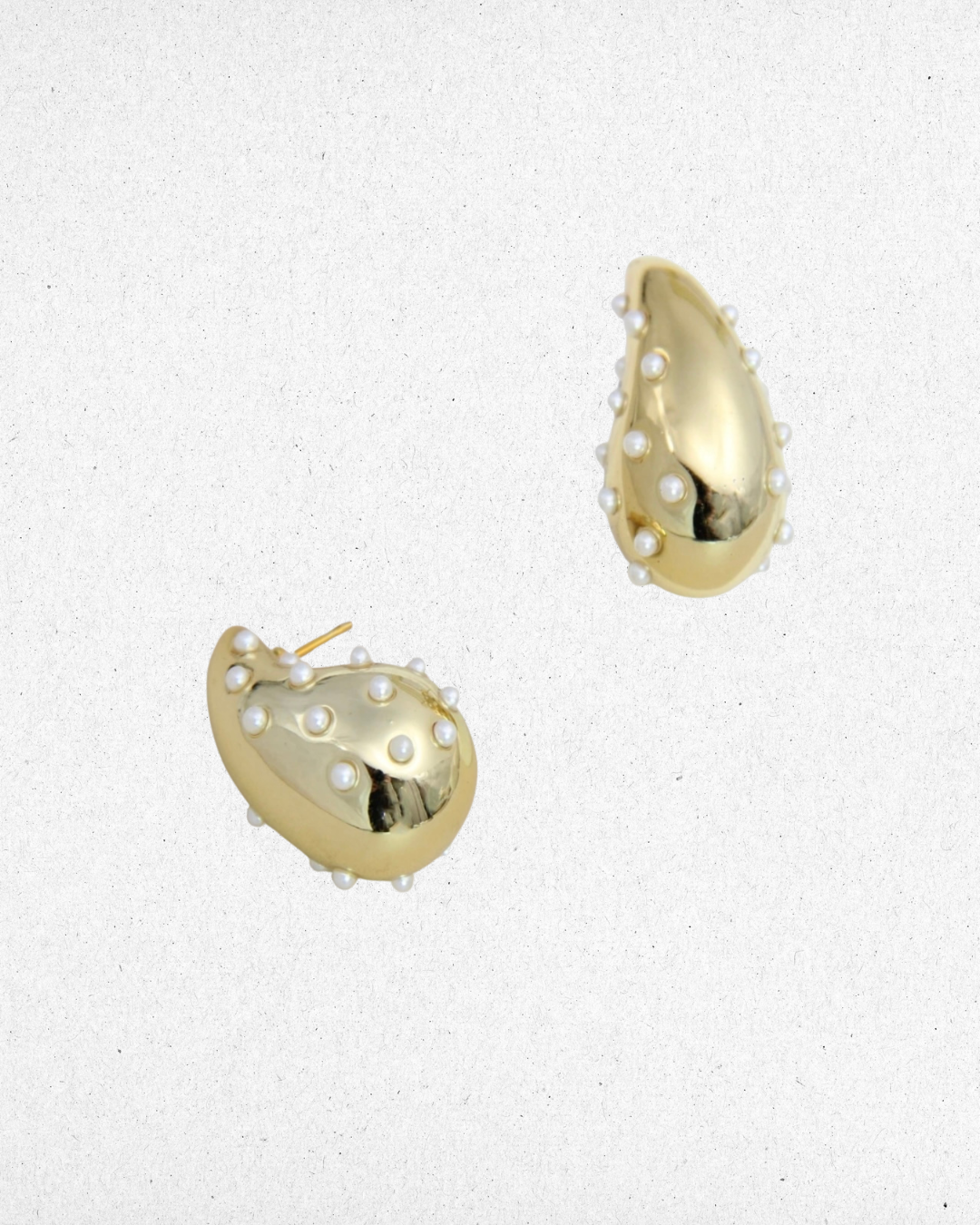 Boucle d'oreille goutte ornée de perle